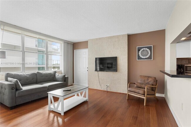 Foto del edificio - 9440 W Bay Harbor Dr