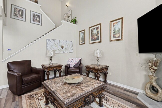 Foto del edificio - Updated 2 bed 2.5 bath End Unit Townhome in Lochmoor!