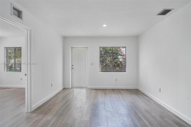 Building Photo - 515 NE 67th St