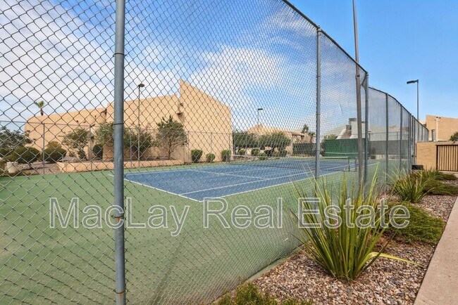 Foto del edificio - 8055 E Thomas Rd