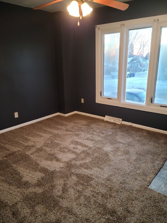 Building Photo - 907 E 9th St