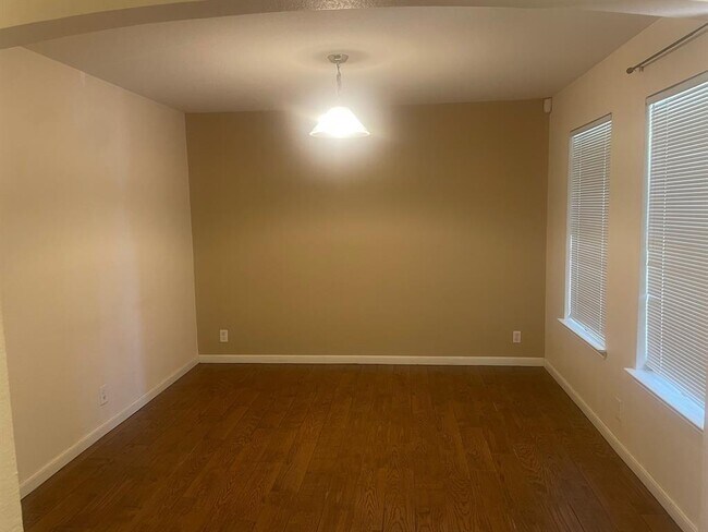 Building Photo - 722 Annika Way