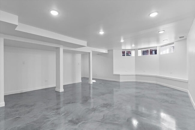 Building Photo - 722 S Laflin St