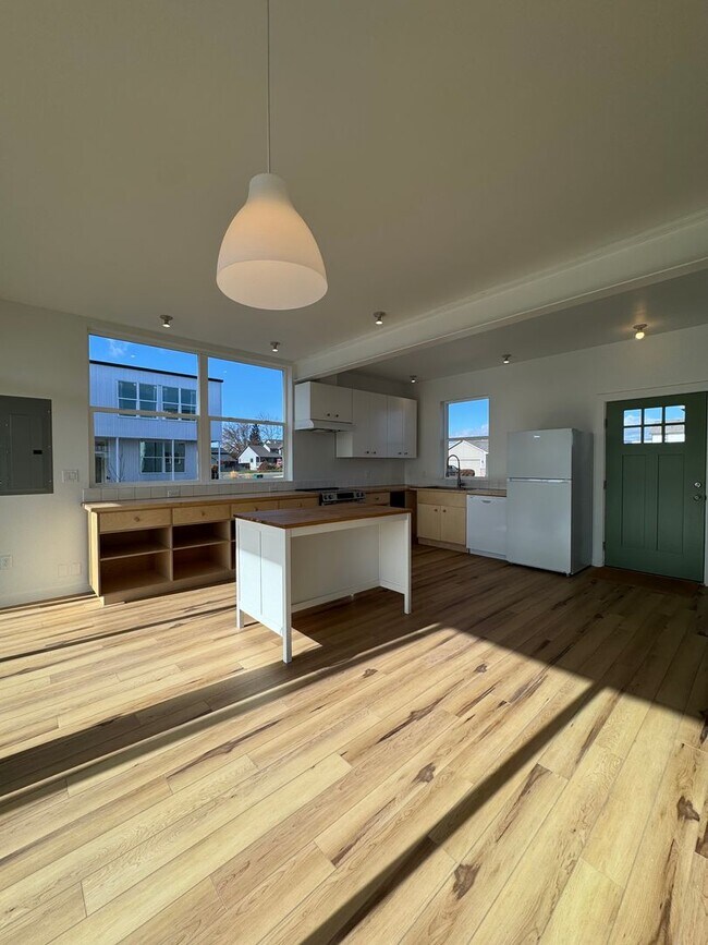 Foto del edificio - 4BR/3BA with Soaring Ceilings & Large Windows