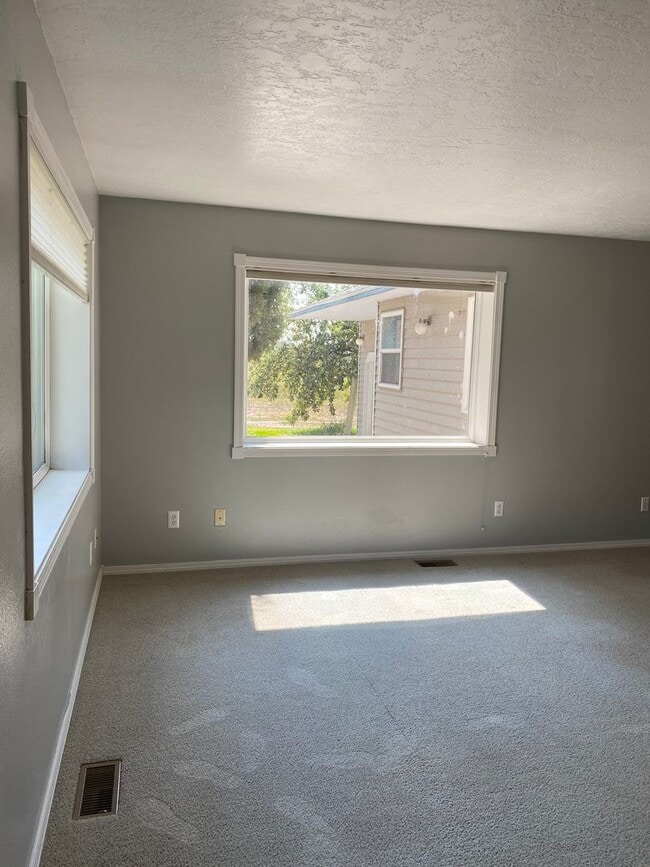 Foto del edificio - SUPER CUTE 3 bed 2 bath HOME JUST SOUTH OF...