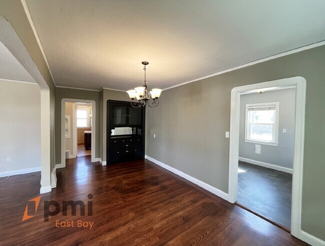 Building Photo - Inviting 2bd Craftsman Bungalow w/ Origina...