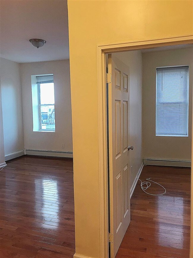 Building Photo - 151 Christopher Columbus Dr