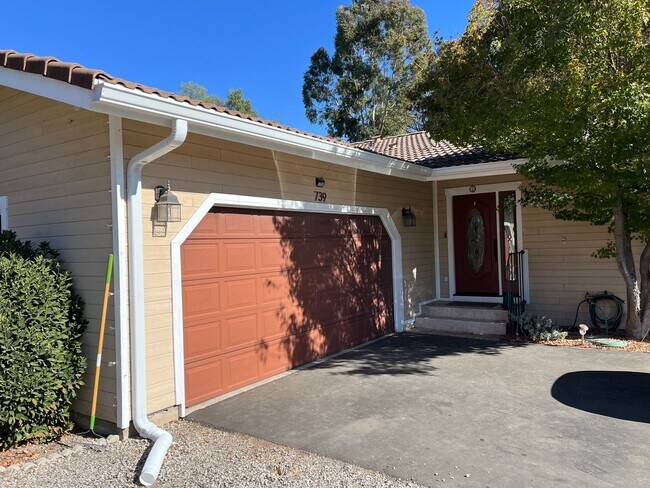 Building Photo - Paso's Gem! Single level 4 Bedroom Lots of...