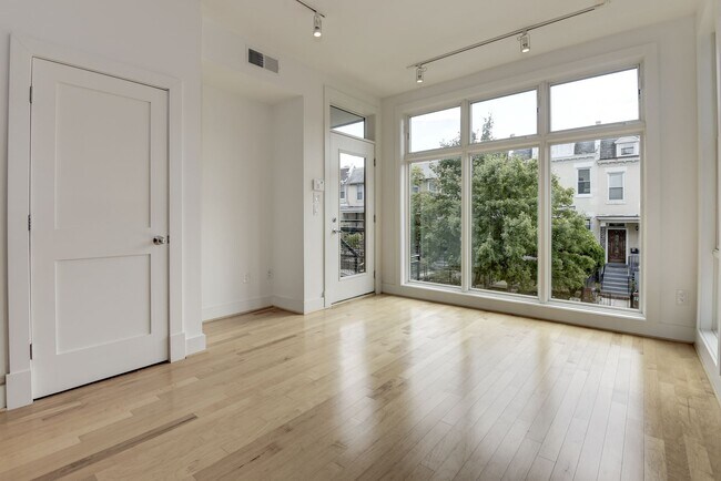 Foto del edificio - 729 Hobart Pl NW