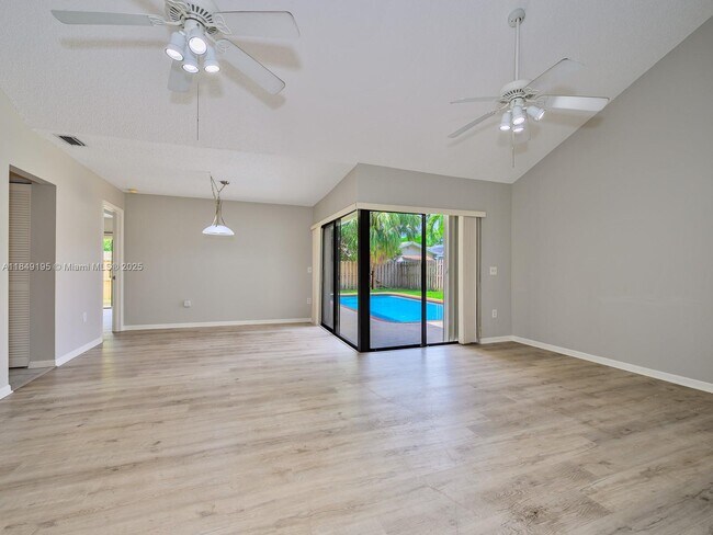 Building Photo - 16742 Royal Poinciana Dr