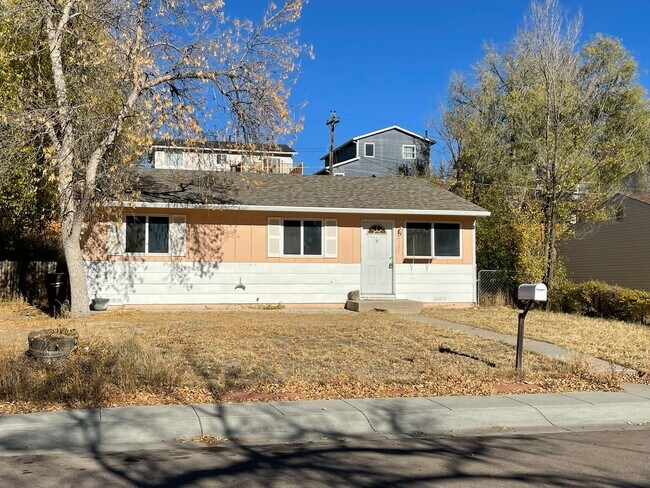 Foto del edificio - 3 Bedroom/ 1 Bathroom Rancher Close To Fort Carson