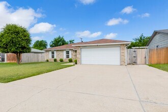 Building Photo - 2307 Traverse Dr