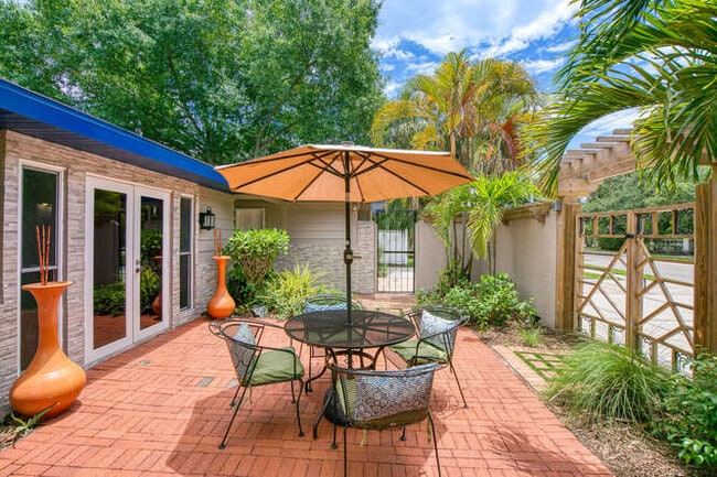 Front Courtyard - 1127 S Osprey Ave