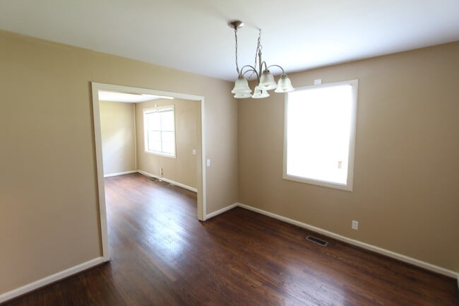 Building Photo - 3 Bedroom 1 Bath PLUS Large Den - New On T...