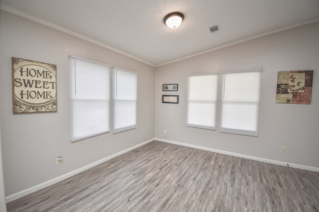 Building Photo - 807 E Mesquite Ln