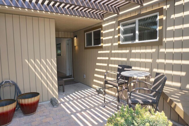 Building Photo - FURNISHED Townhouse On Hillcrest Country C...