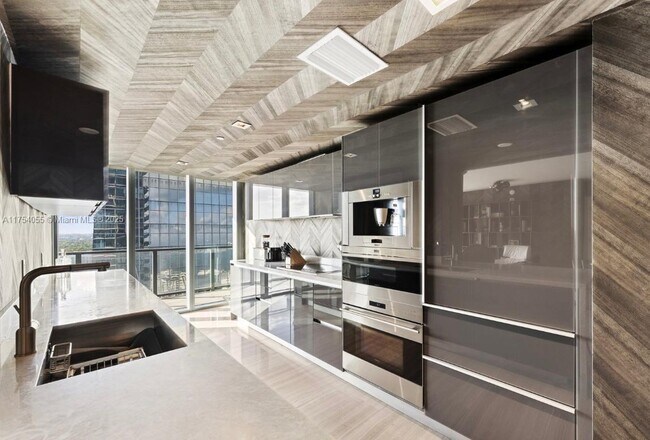 Building Photo - 1451 Brickell Ave