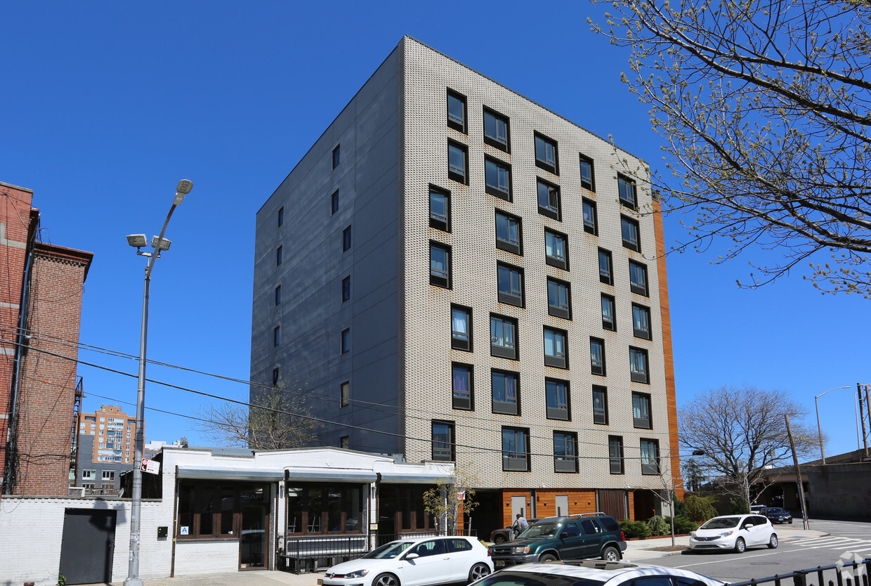 Primary Photo - 11-15 Jackson St