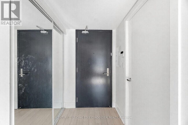 Building Photo - 955 Bay St.