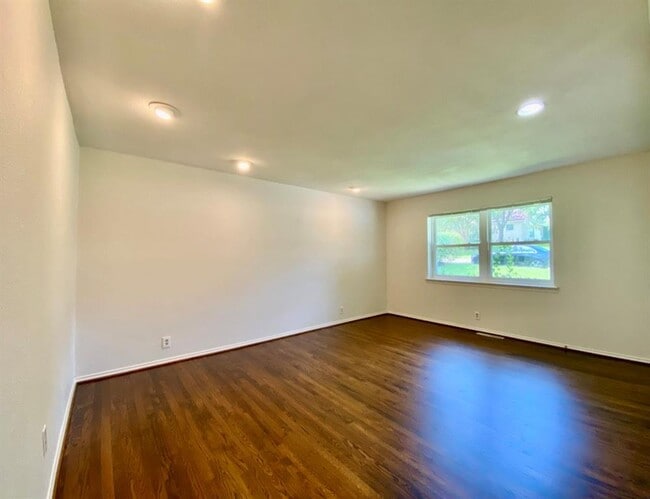 Building Photo - 2125 Forest Oaks Dr