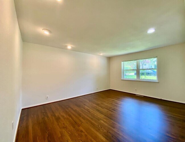 Foto del edificio - 2125 Forest Oaks Dr