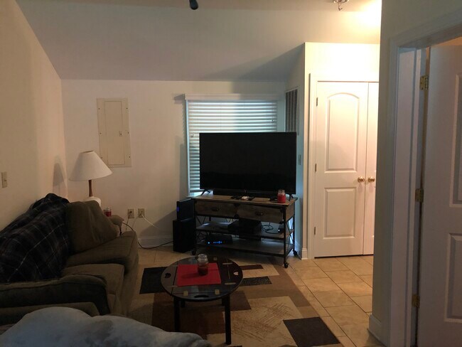 Living - 2205 Ratliff Creek Rd