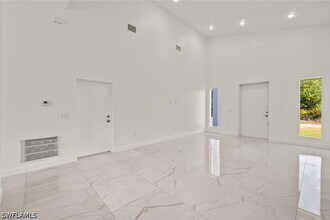 Building Photo - 840 Carpenter St E