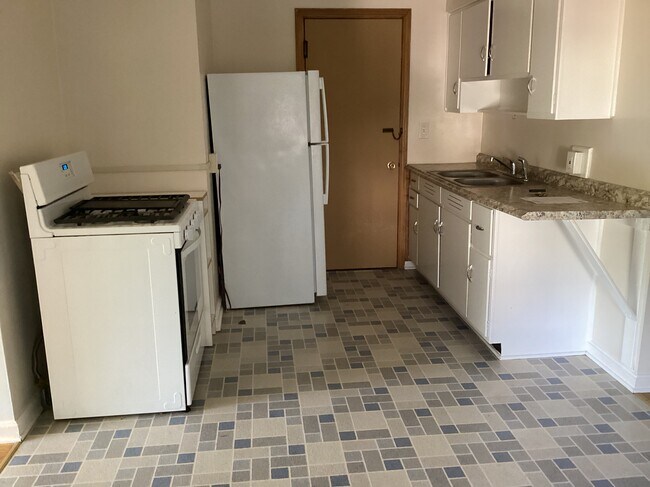 Kitchen - 15127 Lake Ave