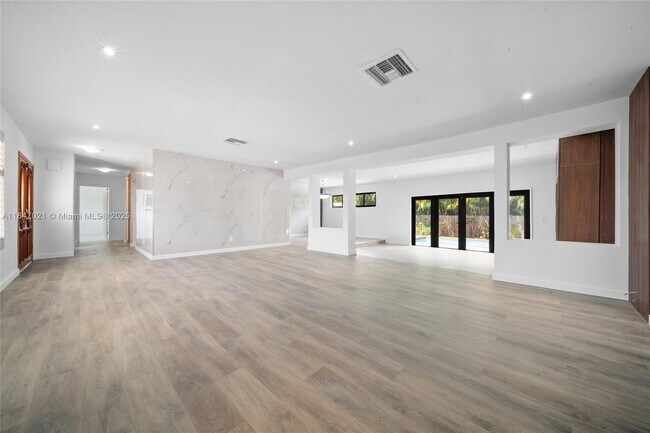 Building Photo - 19402 NE 19th Ct
