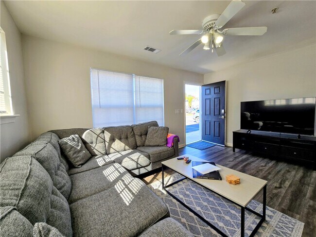 Foto del edificio - 220 Campus Dr