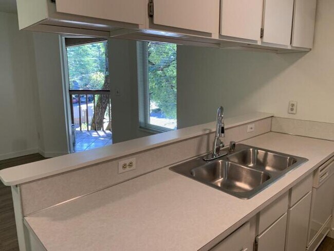 Building Photo - 1 bedroom in Seattle WA 98117