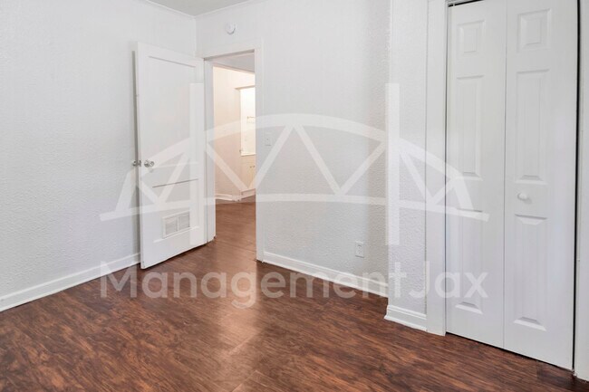 Foto del edificio - 1671 W 35th St