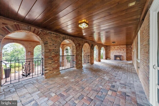 Building Photo - 512 Courtfield Ave