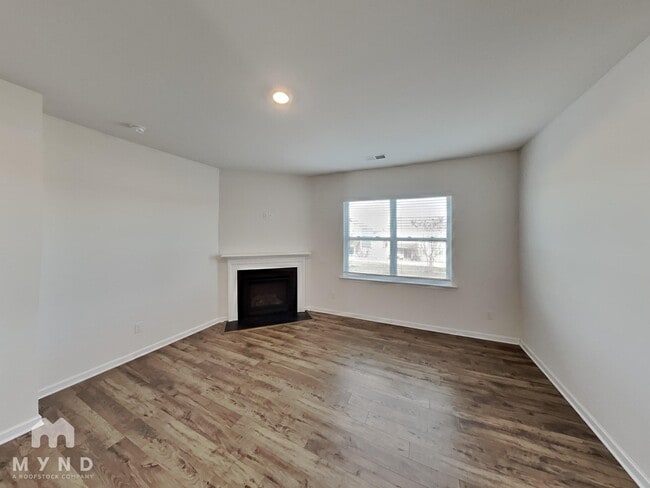 Building Photo - 10 Garden Hill Rd