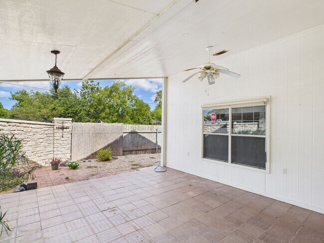 Building Photo - Corner Lot Garden Home