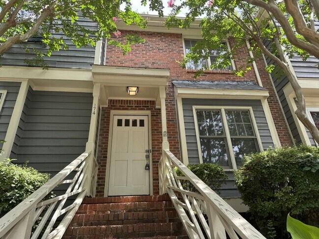 Building Photo - 2 bd 1.5 bath Townhouse