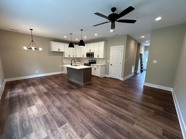 Building Photo - Beautiful new townhouse located in the new Augusta Springs subdivision!