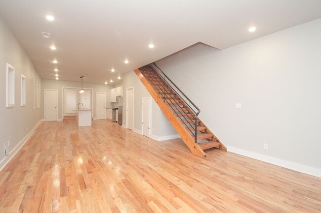 Building Photo - Large Point Breeze Home