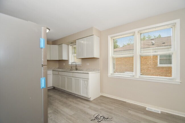 Foto del edificio - 421 W 16th St