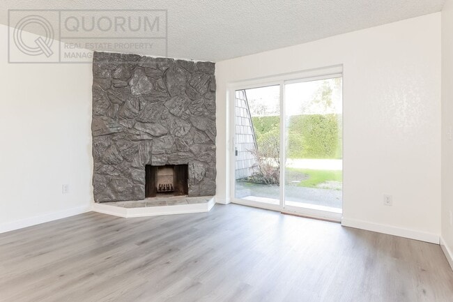 Photo - 3 Bed 2 Bathroom Edmonds Condo!