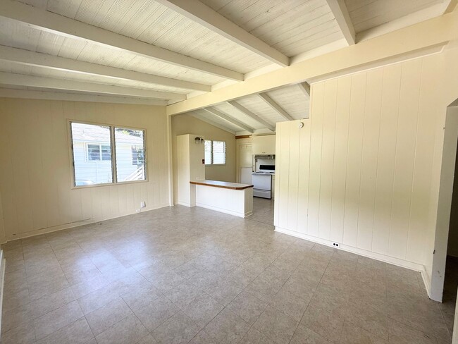Building Photo - Pauoa Valley - 3 bedroom 1 bath house w/un...