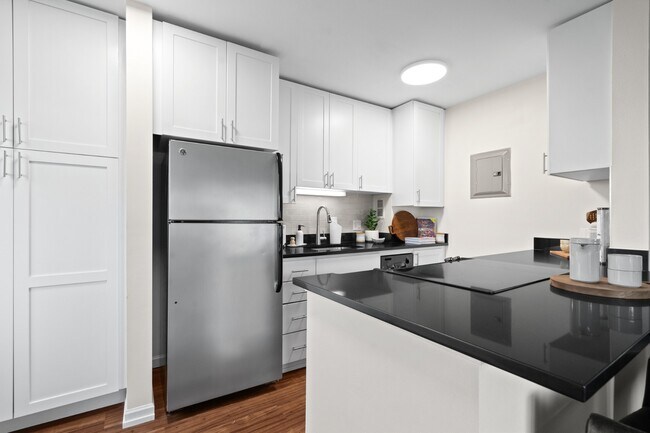 Cocina moderna en Skye at Belltown Apartments en Seattle, WA 98121 - Skye Apartments