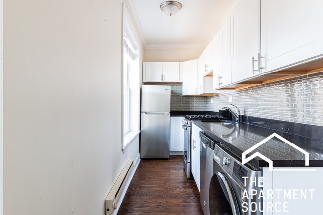 Building Photo - 923 W Waveland Ave