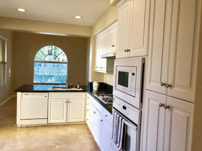 Foto del edificio - Wow, A Woodbury 3 BD, 2.5 BA Townhome
