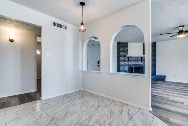 Foto del edificio - 412 Woodcrest Way