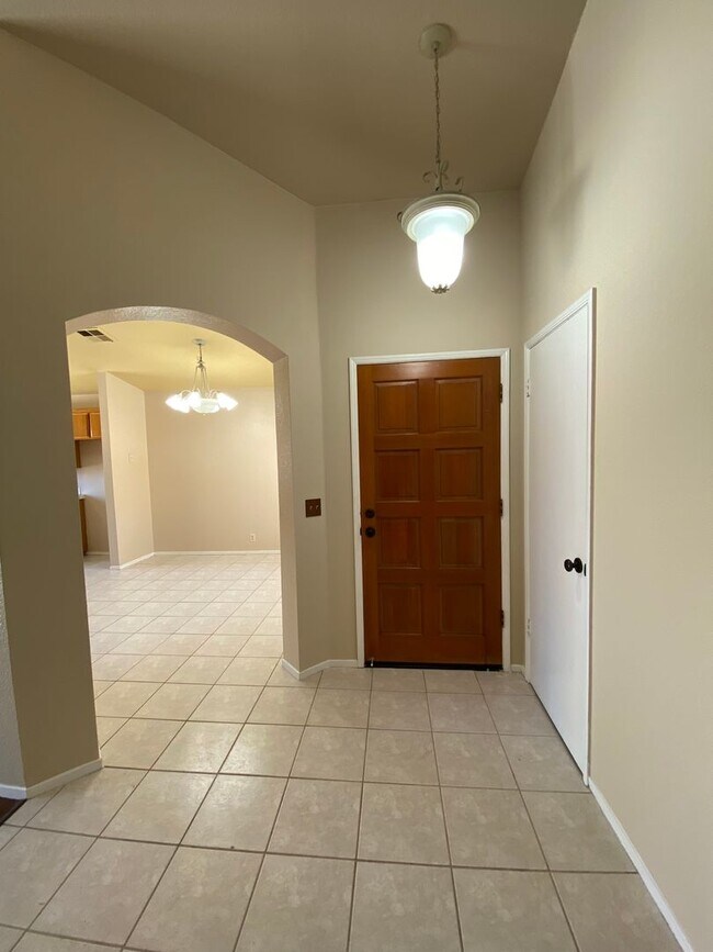 Building Photo - Orcutt Single Story Home Located In Woodme...
