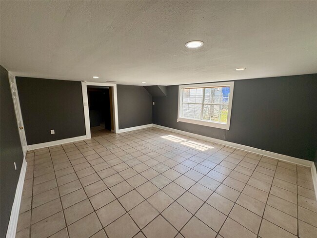Building Photo - 4817 Ave Q 1/2
