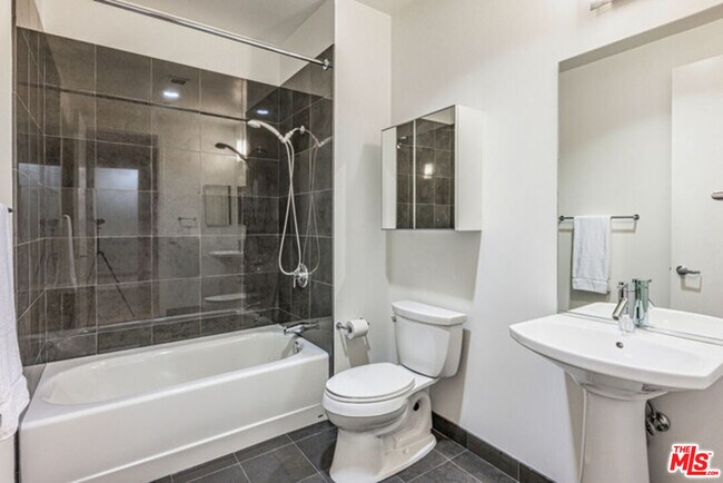 Foto del edificio - 3223 W 6th St