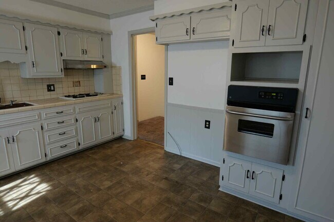 Building Photo - 5018 Rosehill Dr