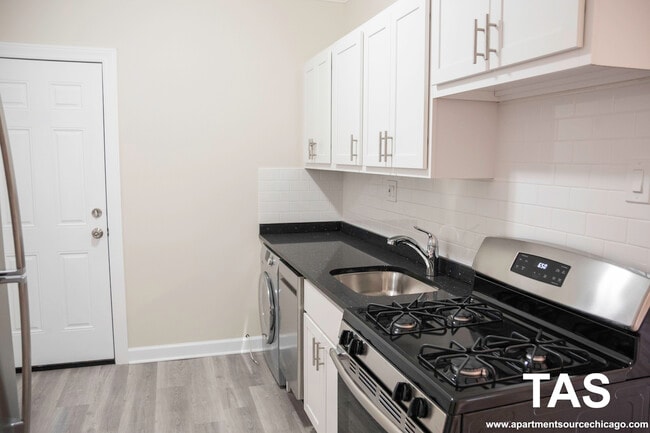 Photo - 648 W Roscoe St Apartment